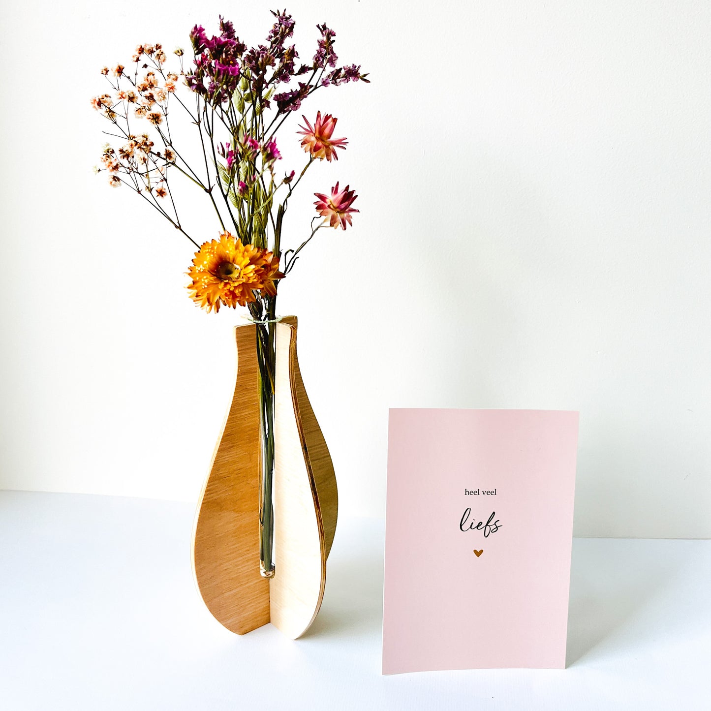 Houten vaasje met droogbloemen